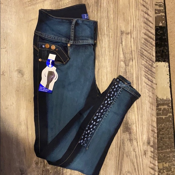 Highly detailed contouring jeans - Picture 3 of 3